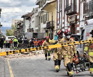 epa10531353 Emergency personnel respond to damage after an earthquake, in Cuenca, Ecuador, 18 March 2023. 14 people in Ecuador and one person in Peru died after the earthquake with a 6.5 magnitude on the Richter scale struck southeast Ecuador on 18 March.  EPA/ROBERT PUGLLA