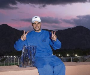 epa10533216 Carlos Alcaraz of Spain poses with his Championship trophy after defeating Daniil Medvedev of Russia during the men's finals of the BNP Paribas Open tennis tournament at the Indian Wells Tennis Garden in Indian Wells, California, USA, 19 March 2023.  EPA/JOHN G. MABANGLO