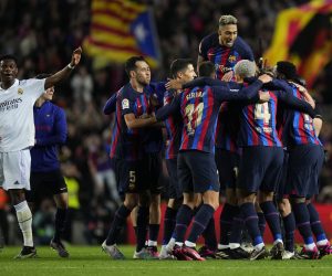 epaselect epa10532990 FC Barcelona's players celebrate their victory following the Spanish LaLiga soccer match between FC Barcelona and Real Madrid, in Barcelona, Spain, 19 March 2023.  EPA/Siu Wu