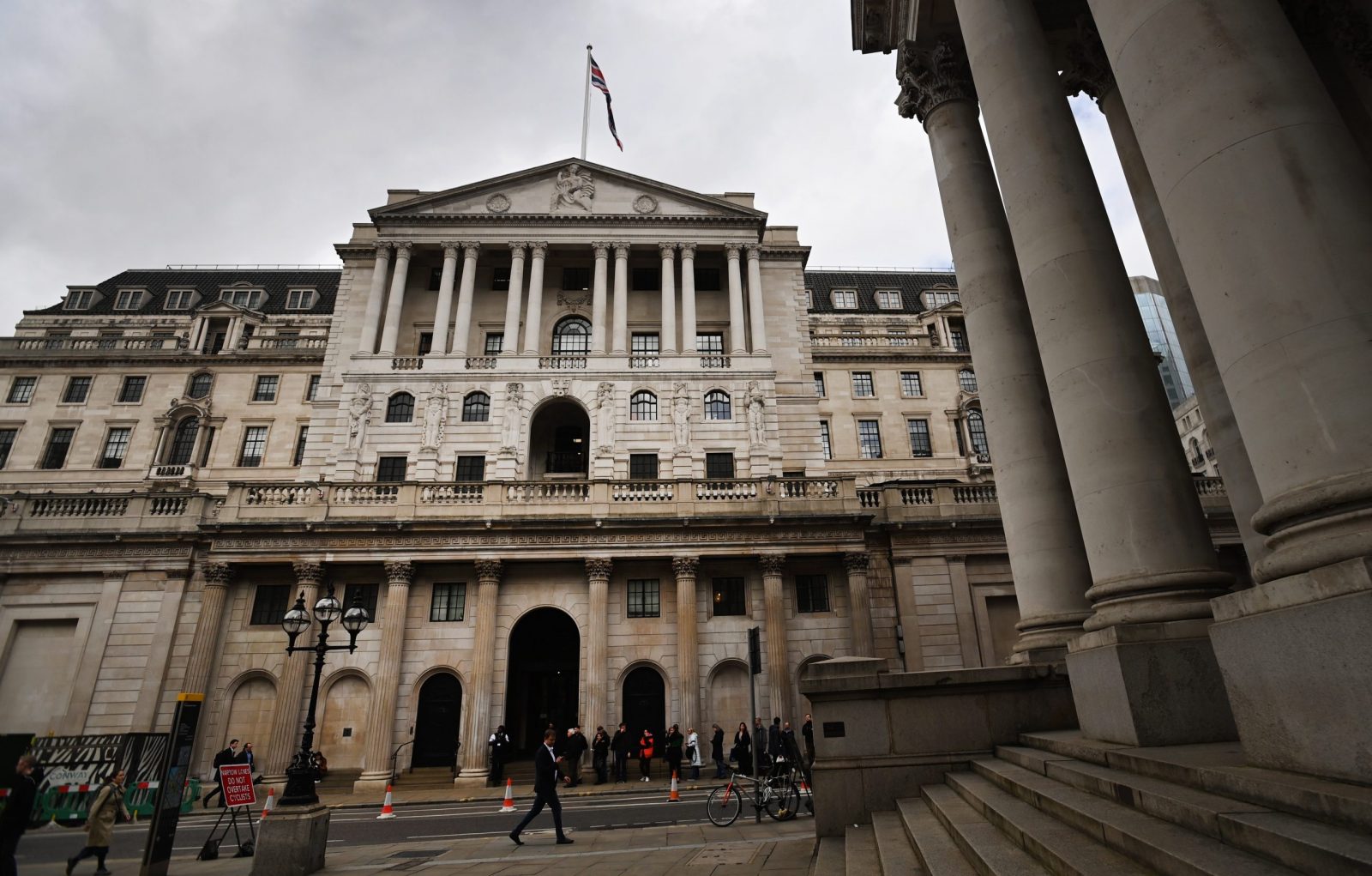epa10538619 An exterior view of the Bank of England in London, Britain, 23 March 2023. The Bank of England has raised its interest rates by a quarter percent to 4.25 percent following a rise in the UK's inflation figures.  EPA/ANDY RAIN