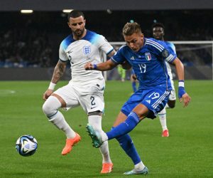 epa10539343 Mateo Retegui (R) of Italy in action against Kyle Walker of England during the UEFA EURO 2024 qualification soccer match between Italy and England at the Diego Armando Maradona stadium in Naples, Italy, 23 March 2023.  EPA/CIRO FUSCO