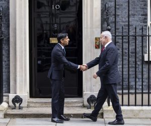 epa10540137 Britain's Prime Minister Rishi Sunak (L) welcomes Israeli Prime Minister Benjamin Netanyahu (R) to 10 Downing Street in London, Britain, 24 March 2023.  EPA/TOLGA AKMEN
