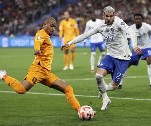 epa10541594 Donyell Malen (L) of the Netherlands in action against Theo Hernandez (R) of France during the UEFA EURO 2024 qualification match between France and the Netherlands in Saint-Denis, France, 24 March 2023.  EPA/MOHAMMED BADRA