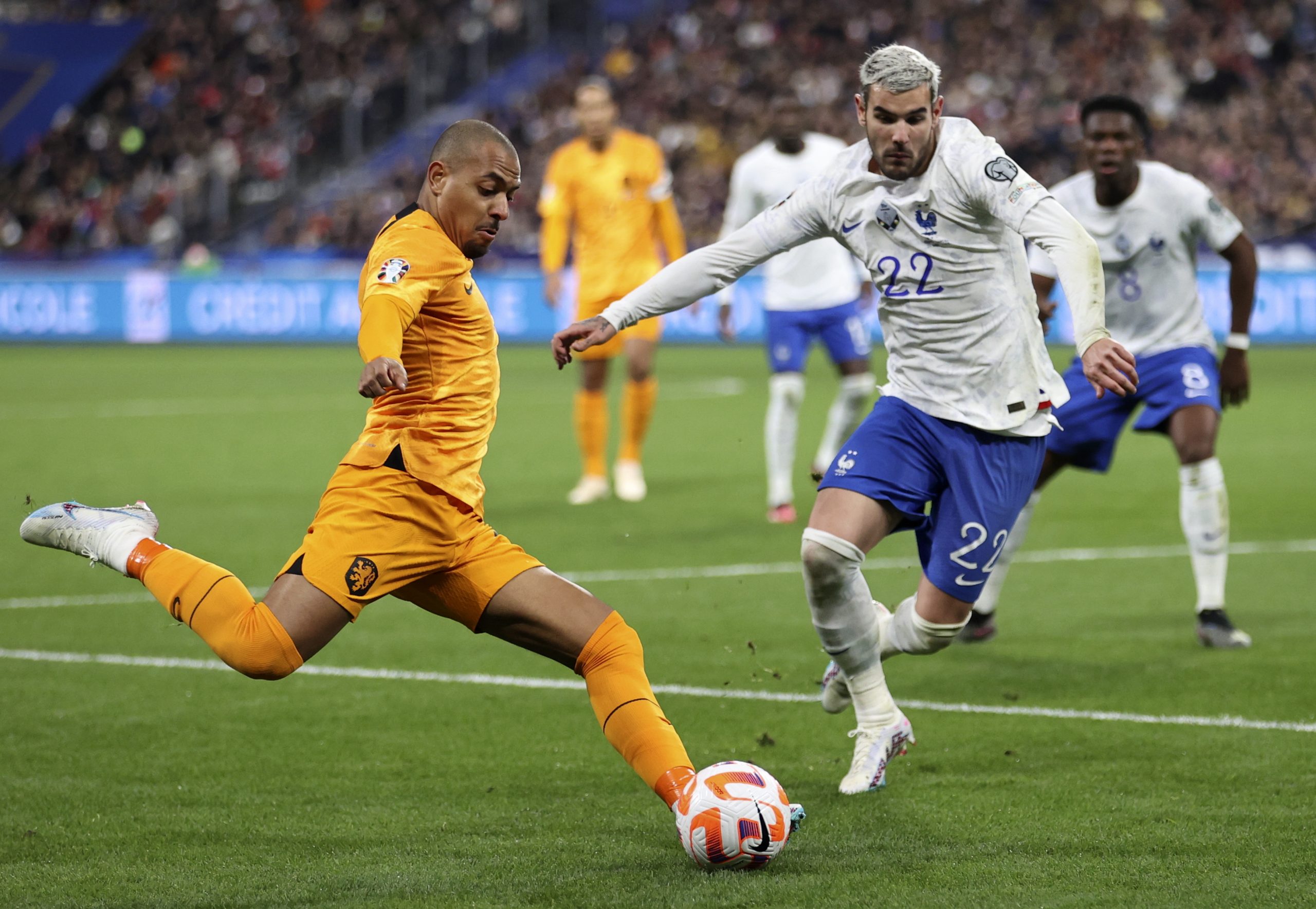epa10541594 Donyell Malen (L) of the Netherlands in action against Theo Hernandez (R) of France during the UEFA EURO 2024 qualification match between France and the Netherlands in Saint-Denis, France, 24 March 2023.  EPA/MOHAMMED BADRA