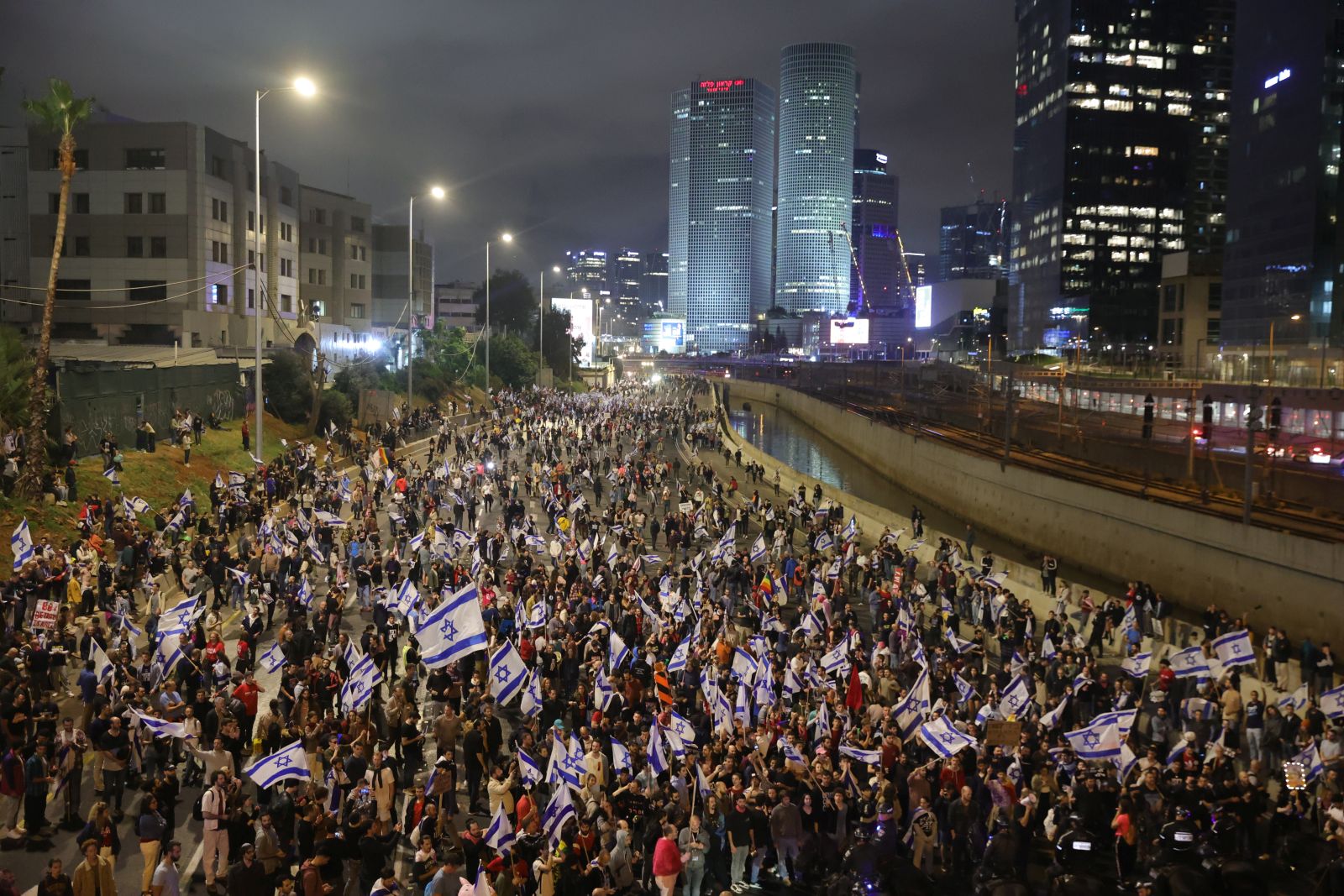 epa10543296 Thousands of protesters block the Ayalon main highway during a mass protest against the government's justice system reform plans in Tel Aviv, Israel, 25 March 2023. Nationwide anti-government protests have been sparked by Israeli government plans to reform the justice system and limit the power of the Supreme Court.  EPA/ABIR SULTAN