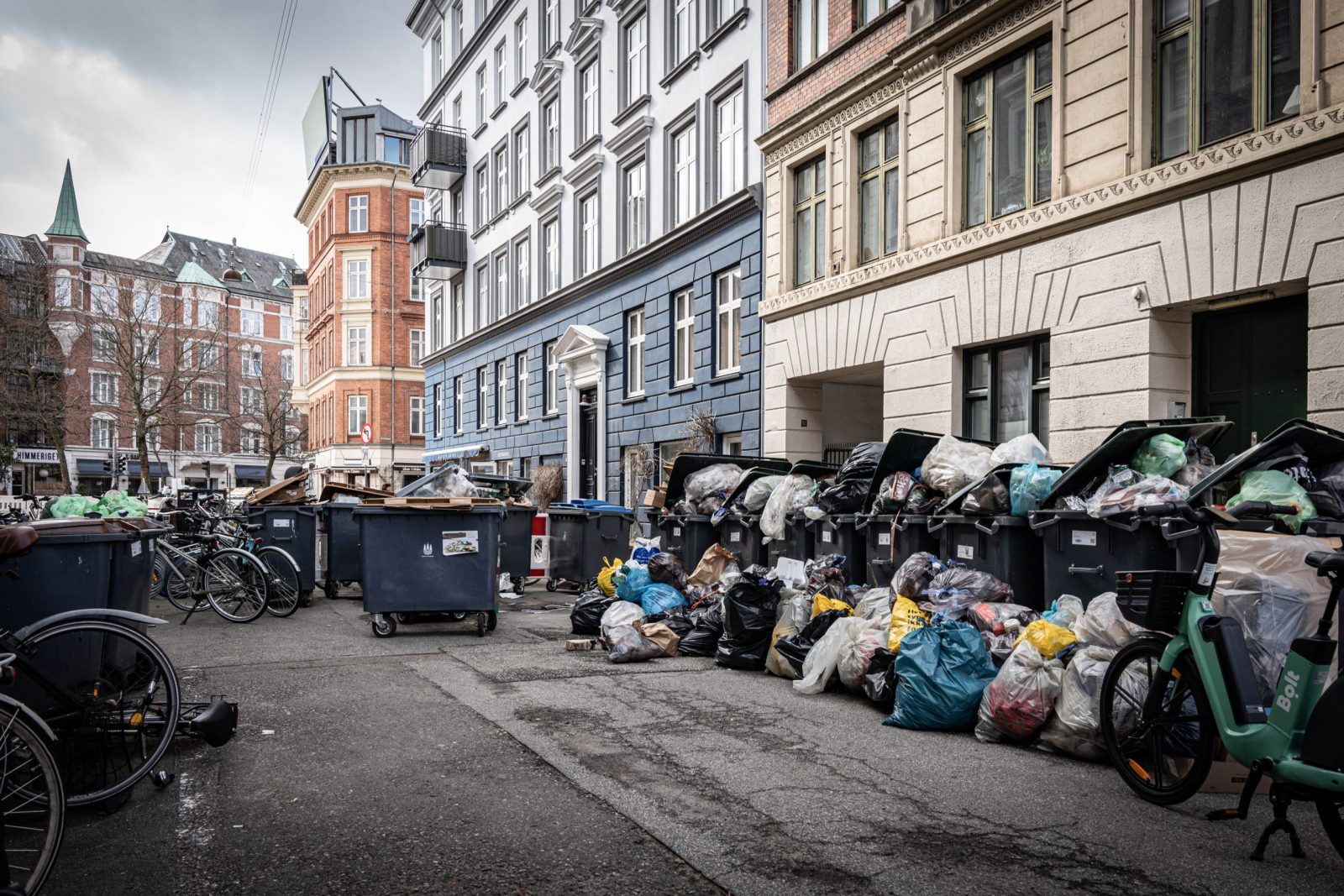 epa10543819 Garbage piles up in Copenhagen, Denmark, 25 March 2023 (issued 26 March 2023). Garbage has been piling up on the streets of Copenhagen and Amager for one week amid a garbage collectors' strike due to a failed working hours agreement with their future employer, Amager Ressourcecenter (ARC).  EPA/Emil Nicolai Helms  DENMARK OUT