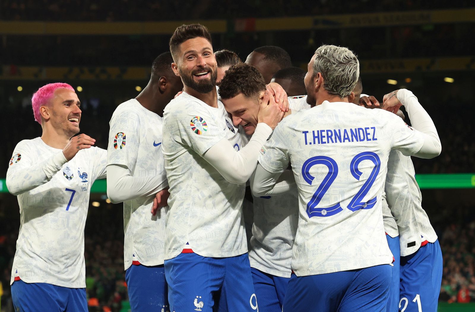 epa10546096 Benjamin Pavard of France (C) celebrates with his teammates after scoring the 0-1 goal during the UEFA EURO 2024 qualification match between Ireland and France in Dublin, Ireland, 27 March 2023.  EPA/Lorraine O'Sullivan