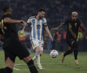epa10548171 Lionel Messi (C) of Argentina vies for the ball with Juninho Bacuna (R) of Curacao during an international friendly soccer match between Argentina and Curacao at Unico Madre de Ciudades stadium in Santiago del Estero, Argentina, 28 March 2023.  EPA/Juan Ignacio Roncoroni