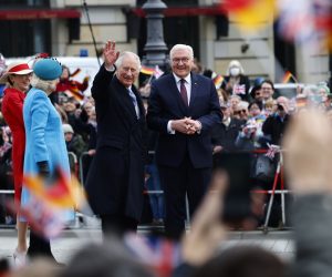 epa10548683 Britain's King Charles III (2L) waves  to the crowd with German President Frank-Walter Steinmeier (L) in Berlin, Germany, 29 March 2023. The King of Britain's first state visit to Germany is taking place from 29 to 31 March.  EPA/HANNIBAL HANSCHKE