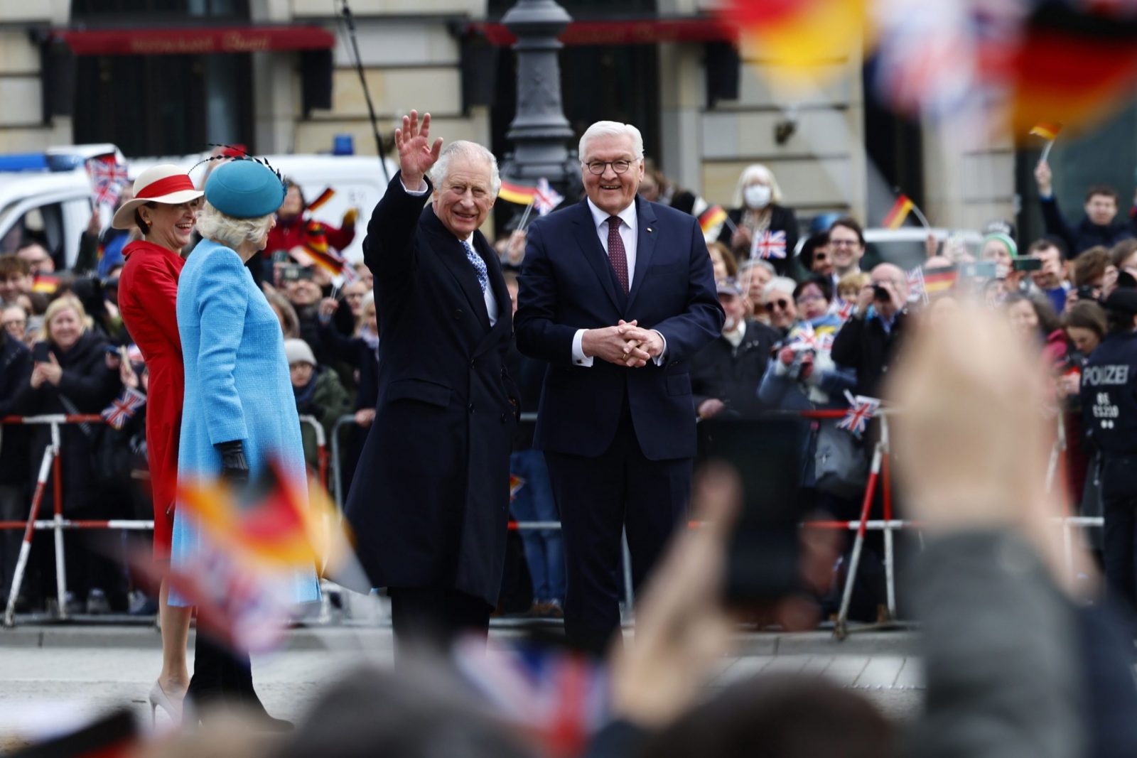 epa10548683 Britain's King Charles III (2L) waves  to the crowd with German President Frank-Walter Steinmeier (L) in Berlin, Germany, 29 March 2023. The King of Britain's first state visit to Germany is taking place from 29 to 31 March.  EPA/HANNIBAL HANSCHKE