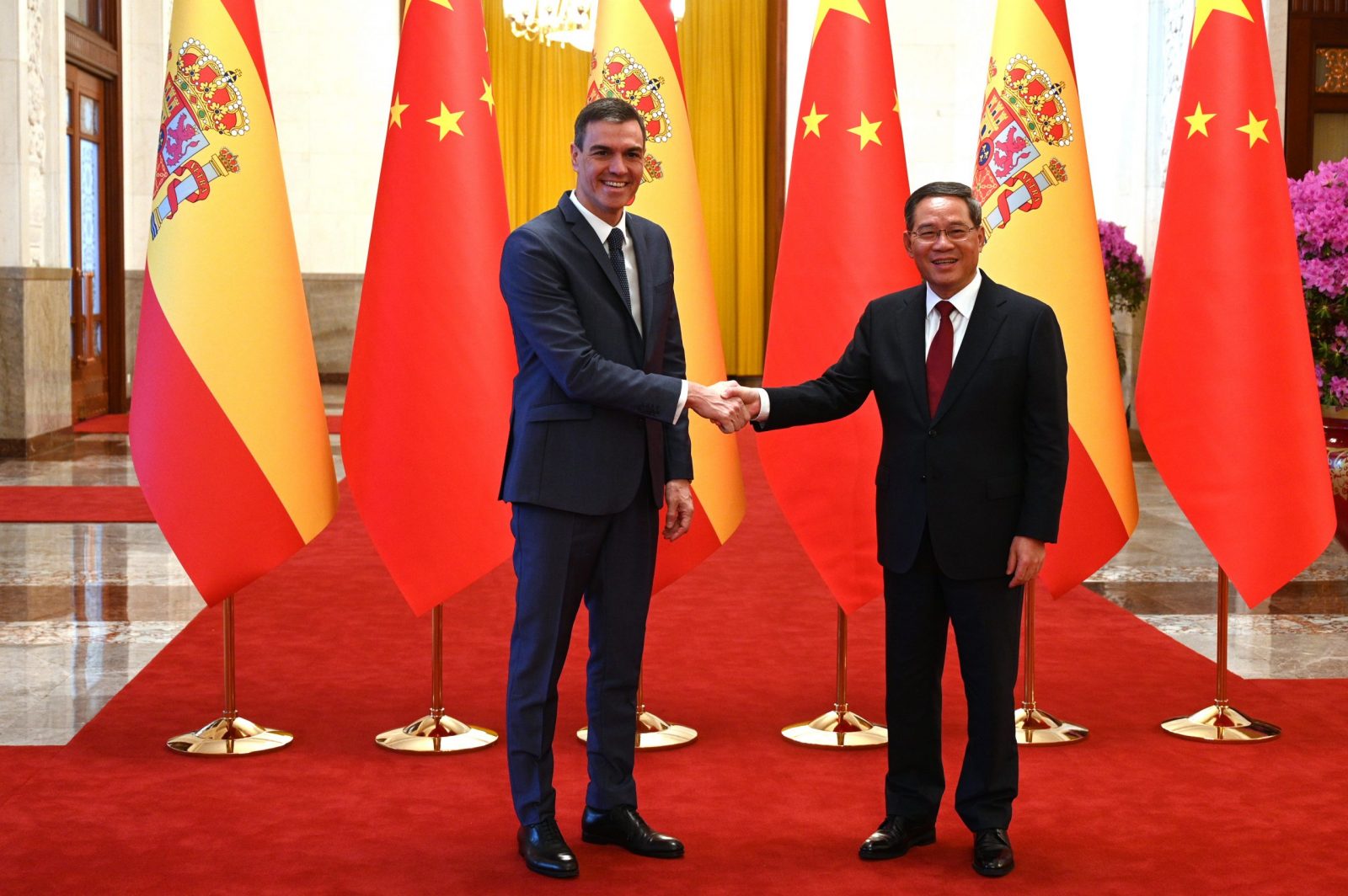 epa10551858 A handout photo made available by Spanish Prime Minister's Office shows Spanish Prime Minister Pedro Sanchez (L) meeting with the Chinese Prime Minister Li Qiang, in Beijing, China, 31 March 2023. Sanchez will be the first European leader to meet with Chinese President Xi Jinping after the latter met in Moscow with Russian President Vladimir Putin and the presentation of the Chinese proposal to end the war in Ukraine.  EPA/BORJA PUIG DE LA BELLACASA HANDOUT  HANDOUT EDITORIAL USE ONLY/NO SALES