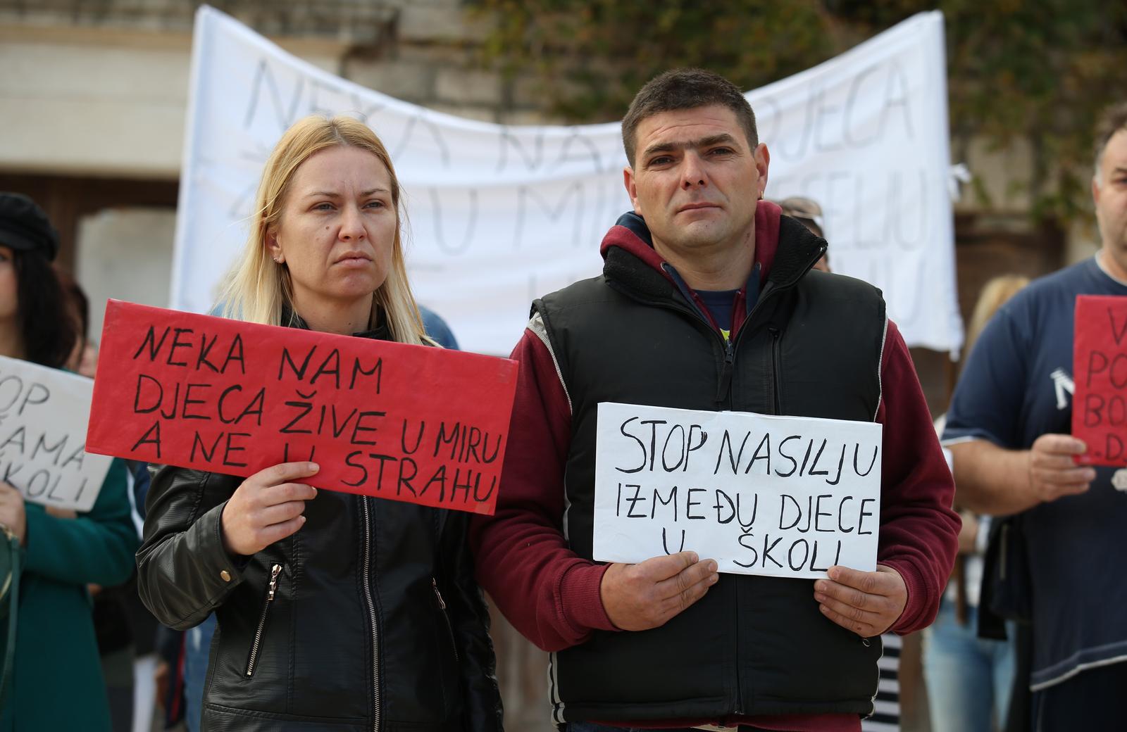 Pučišća: Slab odaziv na prosvjed protiv nasilja u školi 05.11.2018., Pucisca, Brac - Prosvjed protiv nasilja u skoli okupio je, uz roditelje djecaka zrtve vrsnjackog nasilja, tek nekoliko prosvjednika.rrPhoto: Ivo Cagalj/PIXSEL
