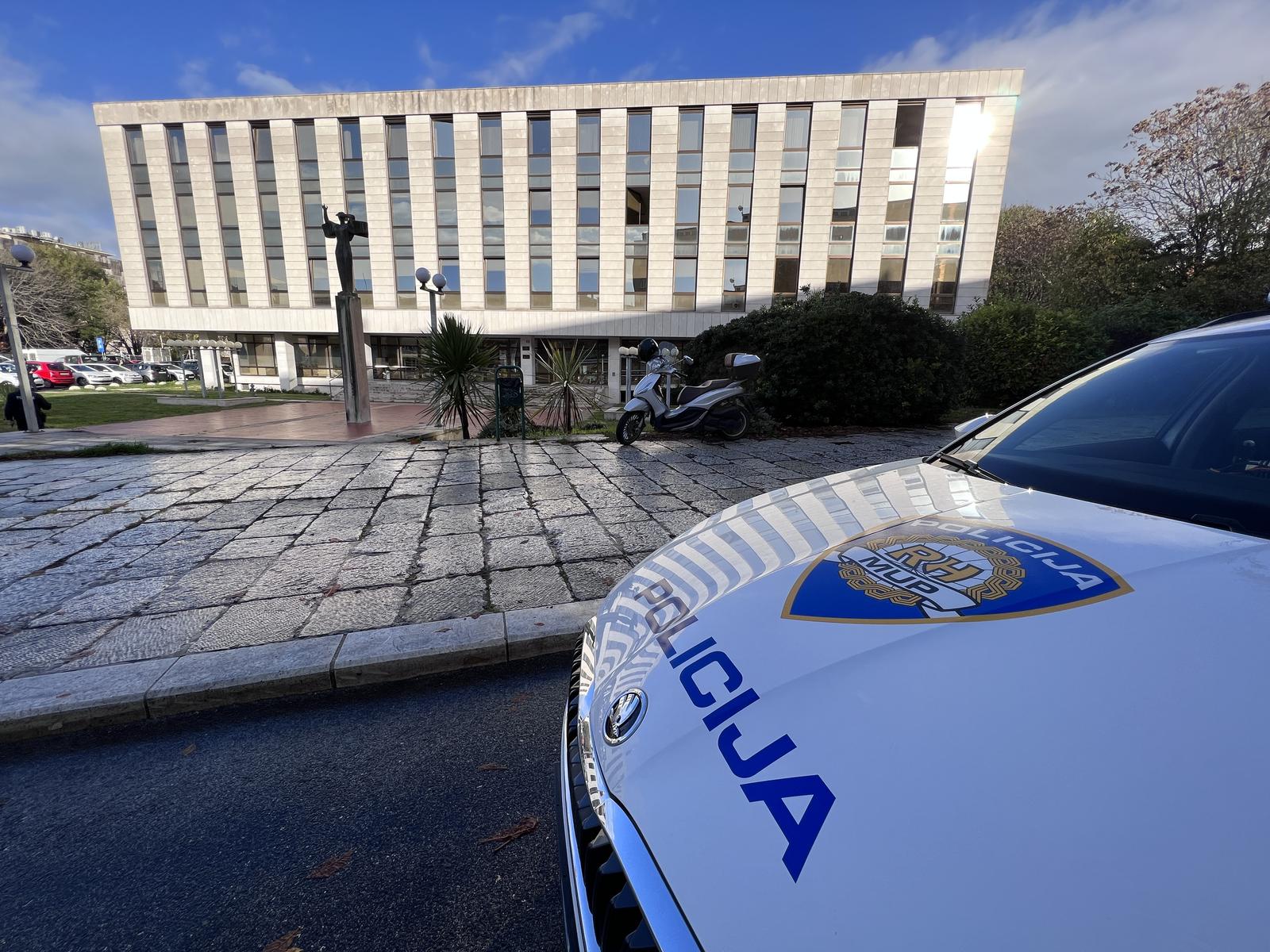 12.05.2022., Split - Zupanijski sud u Splitu dobio je dojavu o postavljenoj eksplozivnoj napravi zbog cega se trenutno provodi evakuacija zaposlenika. Photo: Ivo Cagalj/PIXSELL