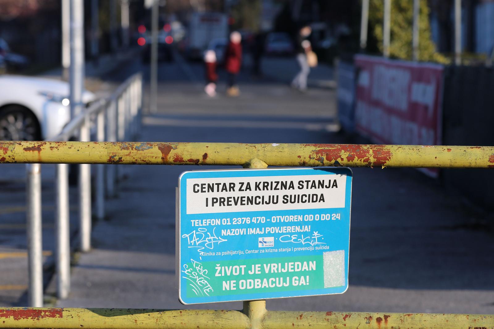 12.10.2022., Zagreb - Na pruznom prijelazu u Sesvetama uz zabranu hodanja prugom postavljena je i ploca sa kontaktom centra za krizna stanja i prevenciju suicida. Photo: Patrik Macek/PIXSELL