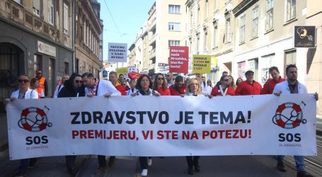 Veliki prosvjed liječnika u Zagrebu, drže govore, stiglo petnaestak autobusa iz cijele Hrvatske