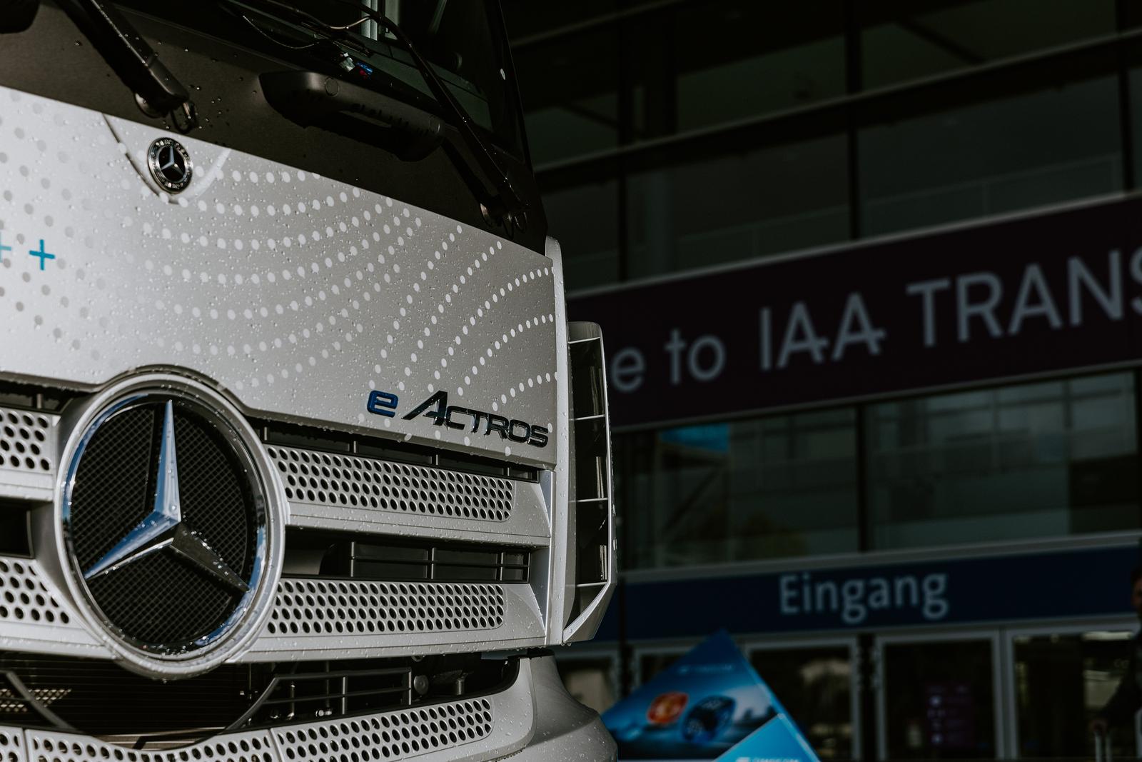 18.09.2022., Hannover, Njemacka - Mercedes-Benz Truck na ekskluzivnoj veceri za medije dan uoci otvaranja sajma komercijalnih vozila IAA TRANSPORTATION predstavio je "koncept prototip" modela eActros LongHaul koji bi mogao biti na cesti 2024. godine. S jednim punjenjem eActros LongHaul ce imati domet od oko 500 kilometara, a puniti ce se za manje od 30 minuta na punjacu od jednog megavata. Prvi prototipovi su vec prosli intenzivna testiranja a na javnim cestama ce biti testirani jos ove godine. Tri instalirane baterije imaju kapacitet od preko 600 kWh. Dva elektromotora kao dio nove e-osovine generiraju kontinuiranu snagu od 400kW te maksimalnu snagu od preko 600kW. 









 Photo: Denis Kapetanovic/PIXSELL