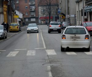 21.01.2015., Slavonski Brod - Vozeci zenu na porod skrivio prometnu nesrecu u kojoj je smrtno stradao 23-godisnji student iz Djakova. Nesreca se dogodila na krizanju Horvatove i Zrinske ulice u Slavonskom Brodu. Policija je ocevidom utvrdila, kako je do prometne nesrece doslo u trenutku kada je 25-godisnjak upravljajuci osobnim automobilom BMW, preko pune crte pretjecao autobus, pri cemu se raskrizju nije priblizvao sigurnosnom brzinom tako da ne ugrozava pjesake i druge sudionike u prometu. Pritom je doslo do udara vozila u 23-godisnjaka koji je prelazio kolnik na obiljezenom pjesackom prijelazu. U ovoj prometnoj nesreci pjesak je tesko ozlijedjen, a od zadobivenih ozljeda preminuo je u slavonskobrodskoj bolnici.rPhoto: Ivica Galovic/PIXSELL