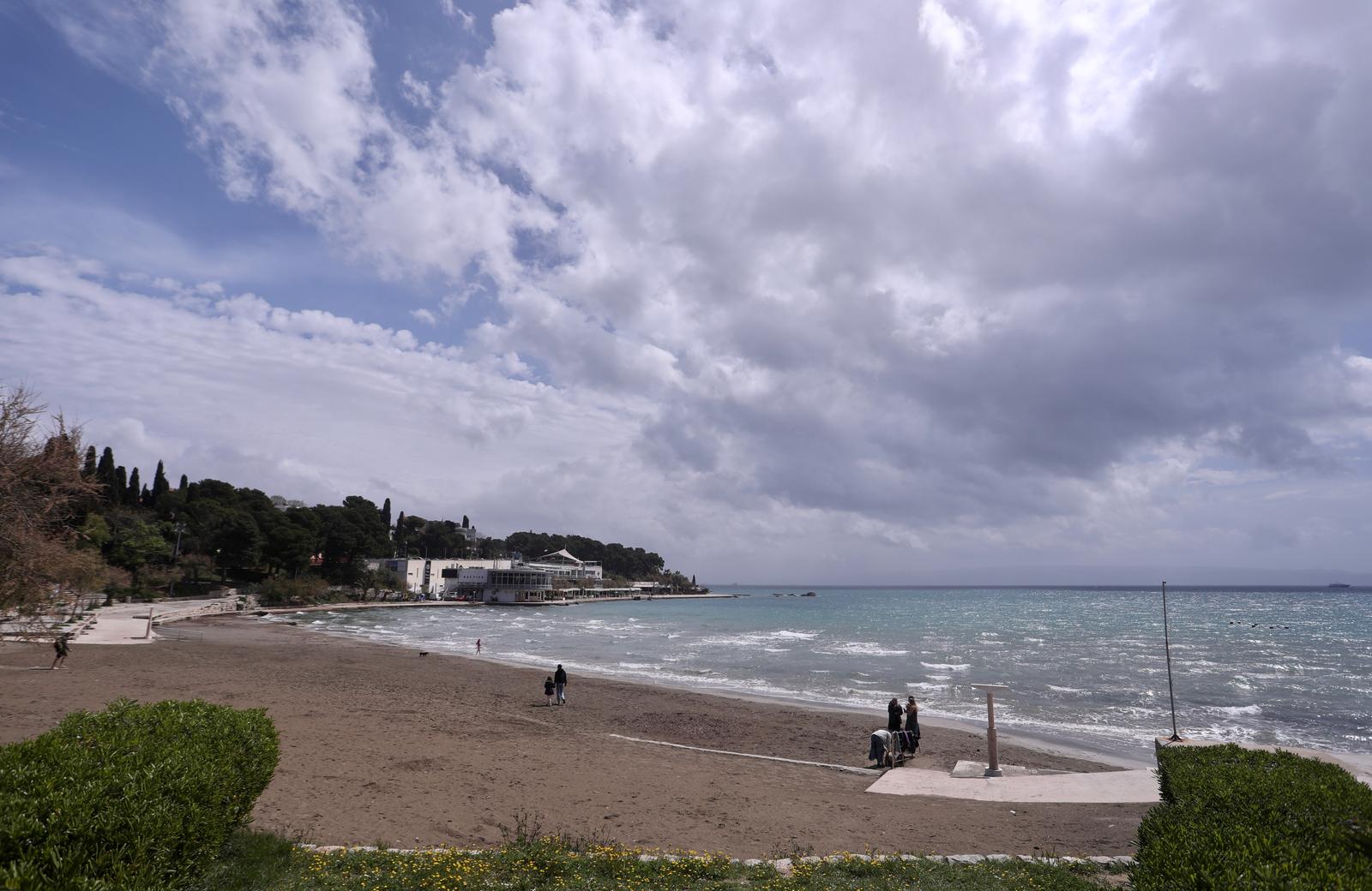 22.04.2022.,Split- Promjenjivo proljetno vrijeme uz juzinu i poneki pljusak ispraznilo plazu Bacvice od kupaca.
 Photo: Ivo Cagalj/PIXSELL