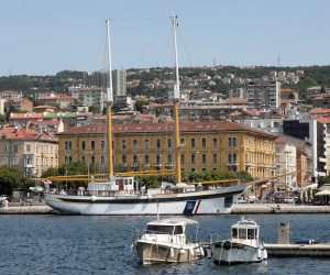 22.05.2022., Rijeka - Skolski brod Kraljica mora privezan uz gat Karoline rijecke u rijeckoj luci.   Photo: Goran Kovacic/PIXSELL