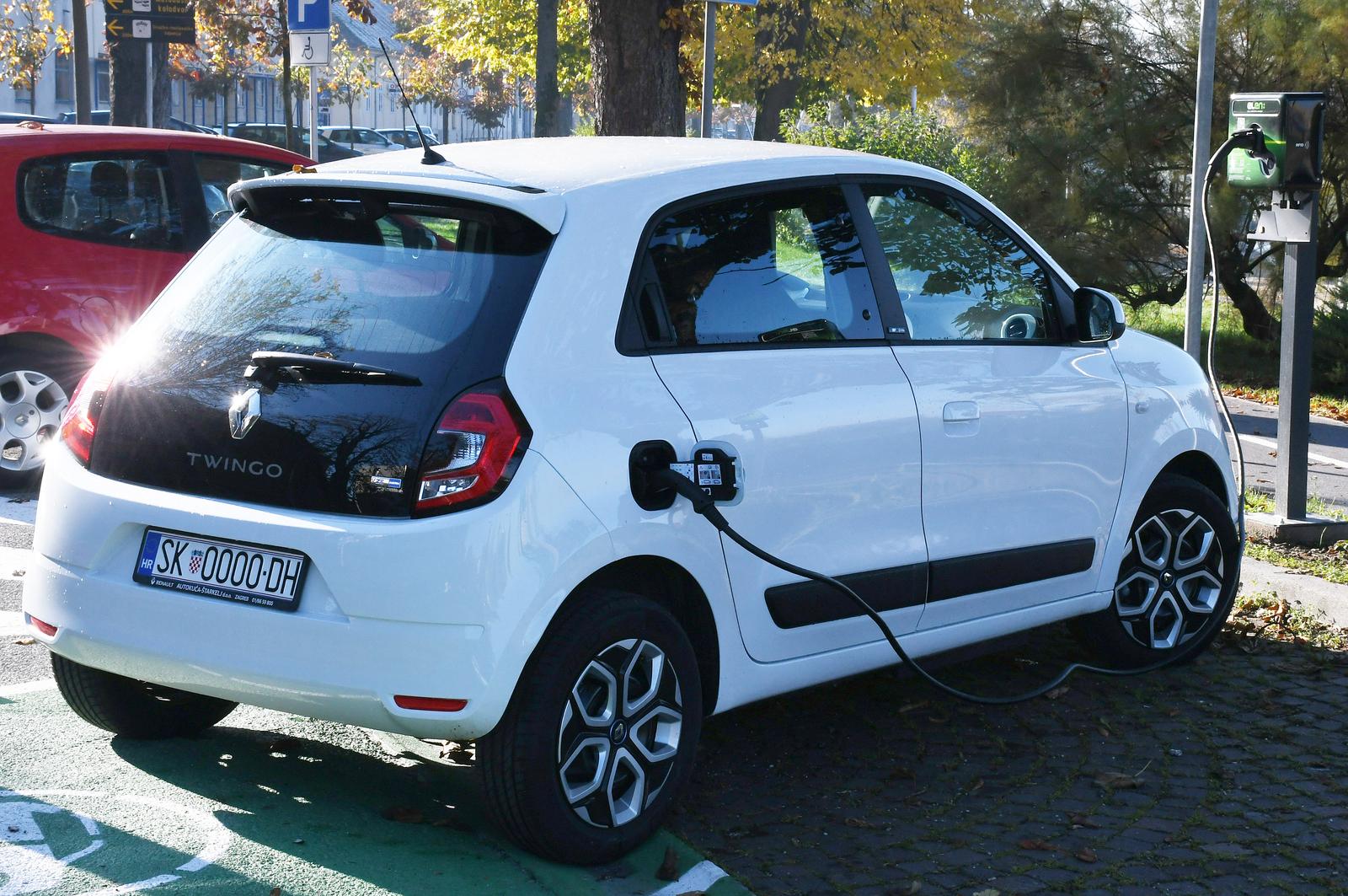25.10.2021., Sisak - Vlasnici elektricnih automobila odnedavno mogu baterije svojih automobila napuniti na dva nova mjesta za punjenje u Rimskoj ulici. Photo: Nikola Cutuk/PIXSELL