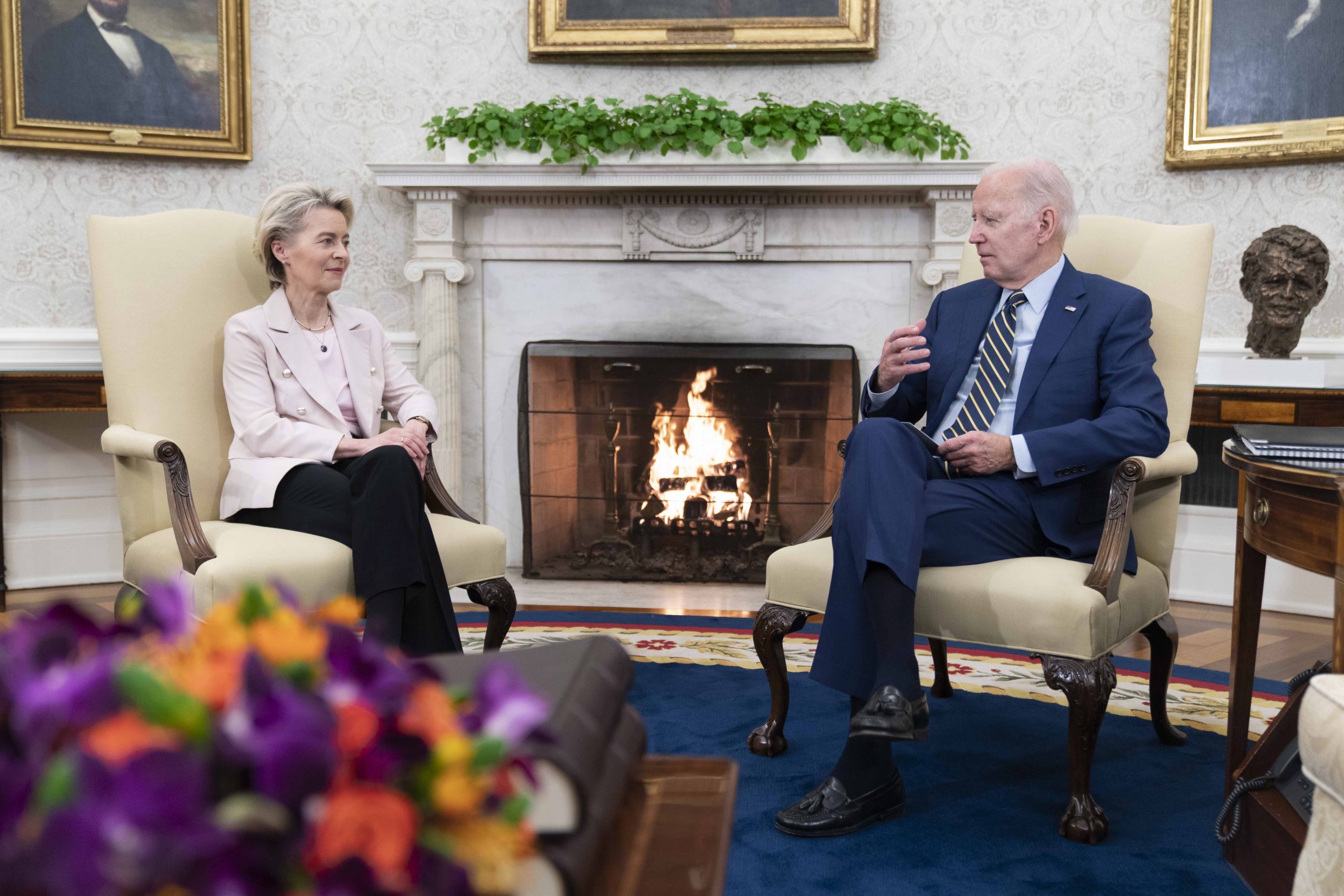 epa10514130 European Commission President Ursula von der Leyen (L) and US President Joe Biden (R) sit for talks in the Oval Office of the White House in Washington, DC, USA, 10 March 2023. The leaders are set to discuss Ukraine, energy security, climate crisis and China during their meeting.  EPA/BONNIS CASH / POOL