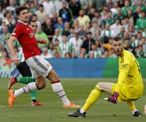 epa10526903 Betis' Joanmi (back) in action against Manchester United's Harry Maguire (C) and goalkeeper David de Gea (R) during the UEFA Europa League round of 16 second leg soccer match between Real Betis and Manchester United, in Seville, southern Spain, 16 March 2023.  EPA/JULIO MUNOZ