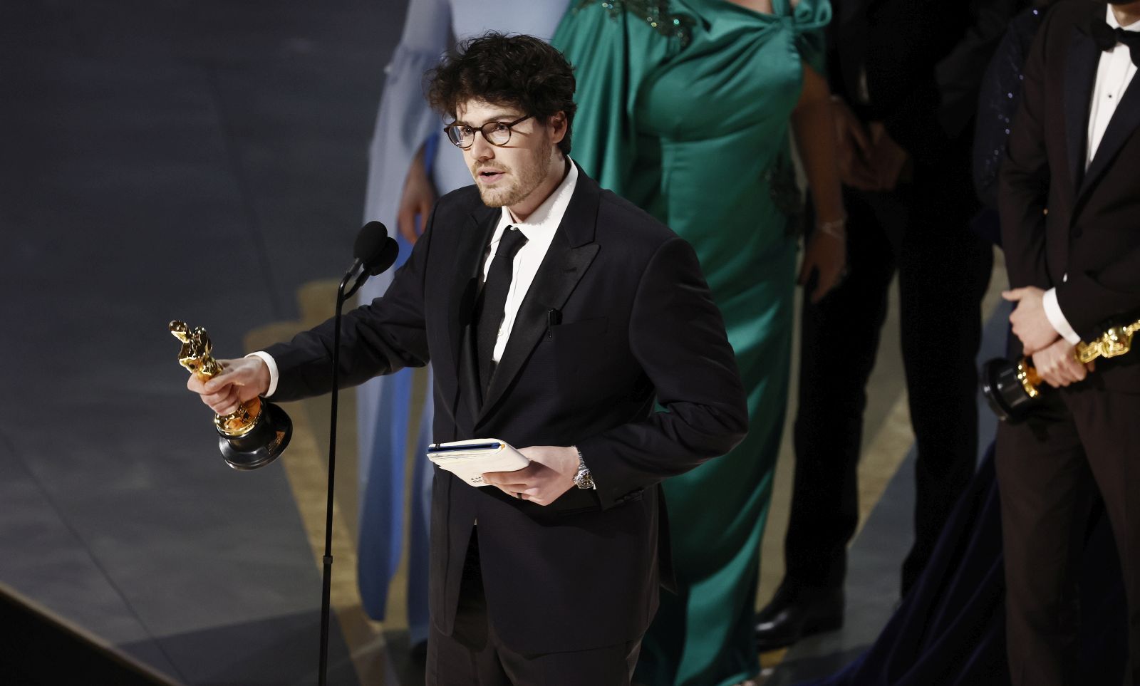 epa10518571 Daniel Roher after winning the Oscar for Best Documentary Feature for 'Navalny' during the 95th annual Academy Awards ceremony at the Dolby Theatre in Hollywood, Los Angeles, California, USA, 12 March 2023. The Oscars are presented for outstanding individual or collective efforts in filmmaking in 24 categories.  EPA/ETIENNE LAURENT