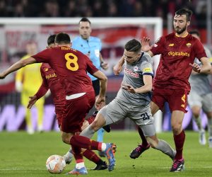 epa10471239 Luka Sucic (C) of Salzburg in action against Nemanja Matic (L) of AS Roma during the UEFA Europa League play-off, 1st leg match between RB Salzburg and AS Roma in Salzburg, Austria, 16 February 2023.  EPA/Anna Szilagyi