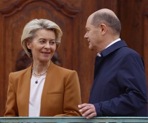 epa10504684 German Chancellor Olaf Scholz welcomes President of the European Commission Ursula Von der Leyen prior to a closed meeting of the federal cabinet in Meseberg, Germany, 05 March 2023. The German government meets for a two-day retreat at the guest house of the German government in Meseberg near Berlin.  EPA/HANNIBAL HANSCHKE