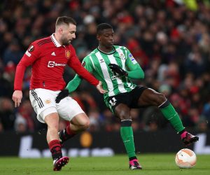 epa10512296 Luke Shaw (L) of Manchester United in action against Luiz Henrique of Real Betis during the UEFA Europa League Round of 16, 1st leg match between Manchester United and Real Betis in Manchester, Britain, 09 March 2023.  EPA/Adam Vaughan