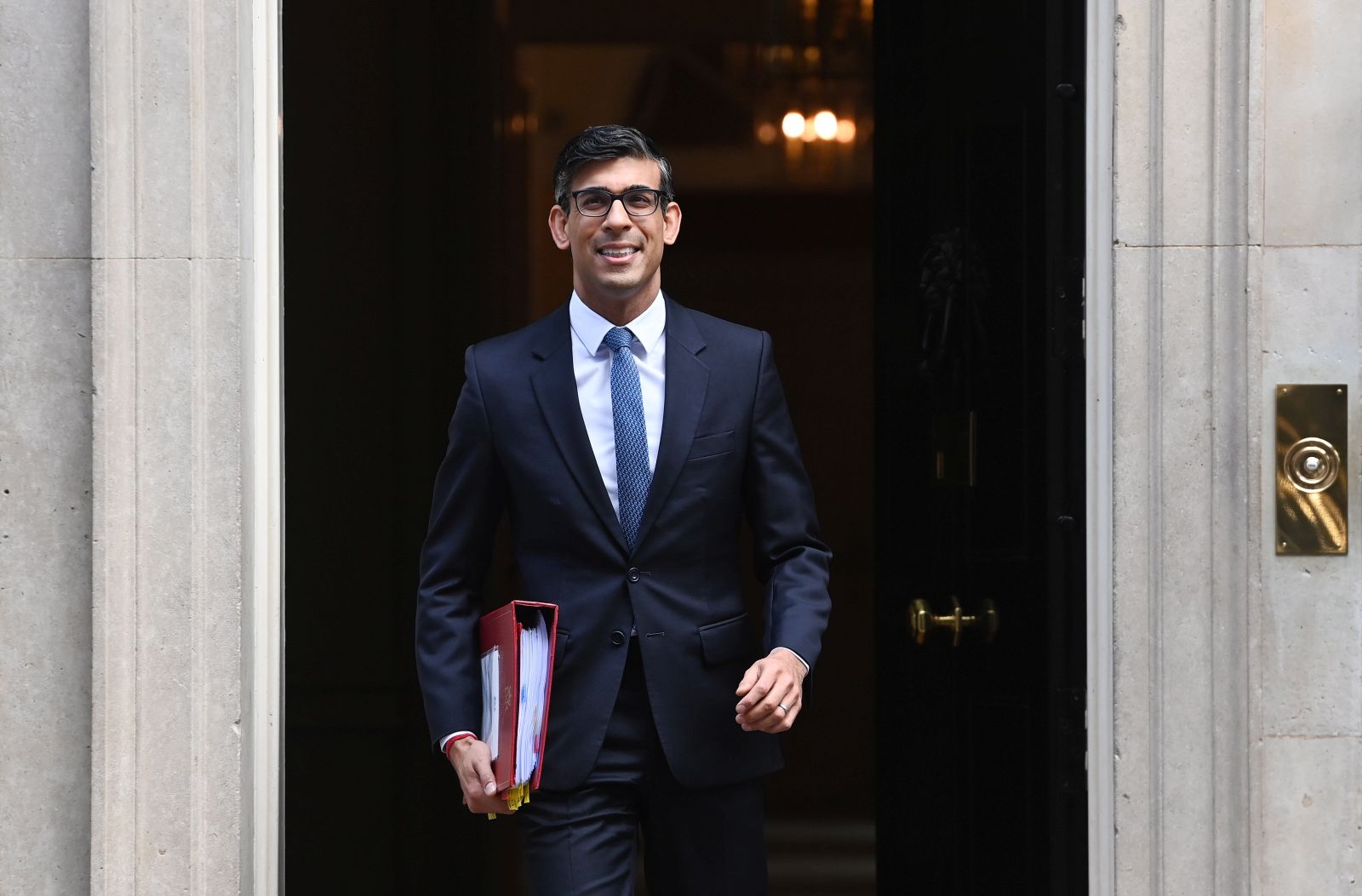 epa10536687 British Prime Minister Rishi Sunak departs 10 Downing Street in London, Britain, 22 February  2023. Sunak will face off with Labour leader Keir Starmer during Prime Ministers Questions at parliament 22 March.  EPA/ANDY RAIN