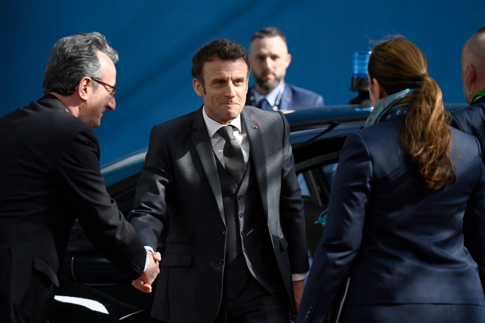 epa10538679 France's President Emmanuel Macron (L) arrives for a EU Summit, at the EU headquarters in Brussels, Belgium 23 March 2023. The two-day summit of the 27 European Union leaders in Brussels aims to build on previous European Council meetings where EU leaders will discuss the latest developments including continued EU support for Ukraine, the economy, energy, and migration.  EPA/JOHN THYS / POOL