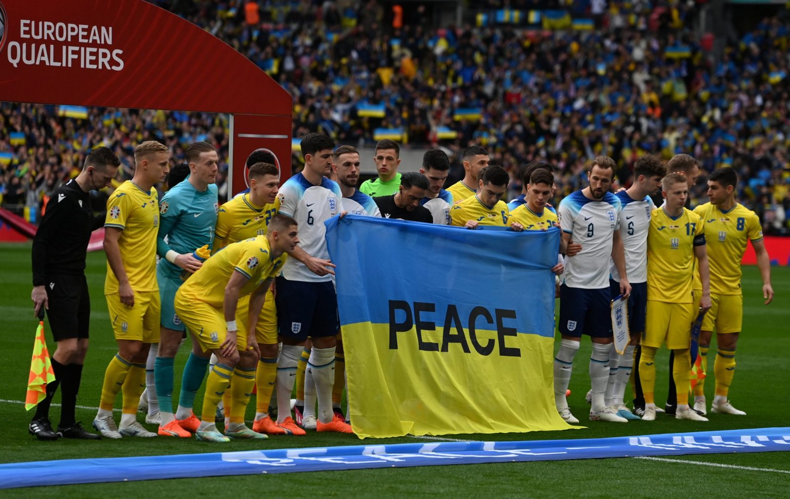 epa10544367 Players of England and Ukraine pose before the UEFA EURO 2024 qualification match between England and Ukraine in London, Britain, 26 March 2023.  EPA/NEIL HALL