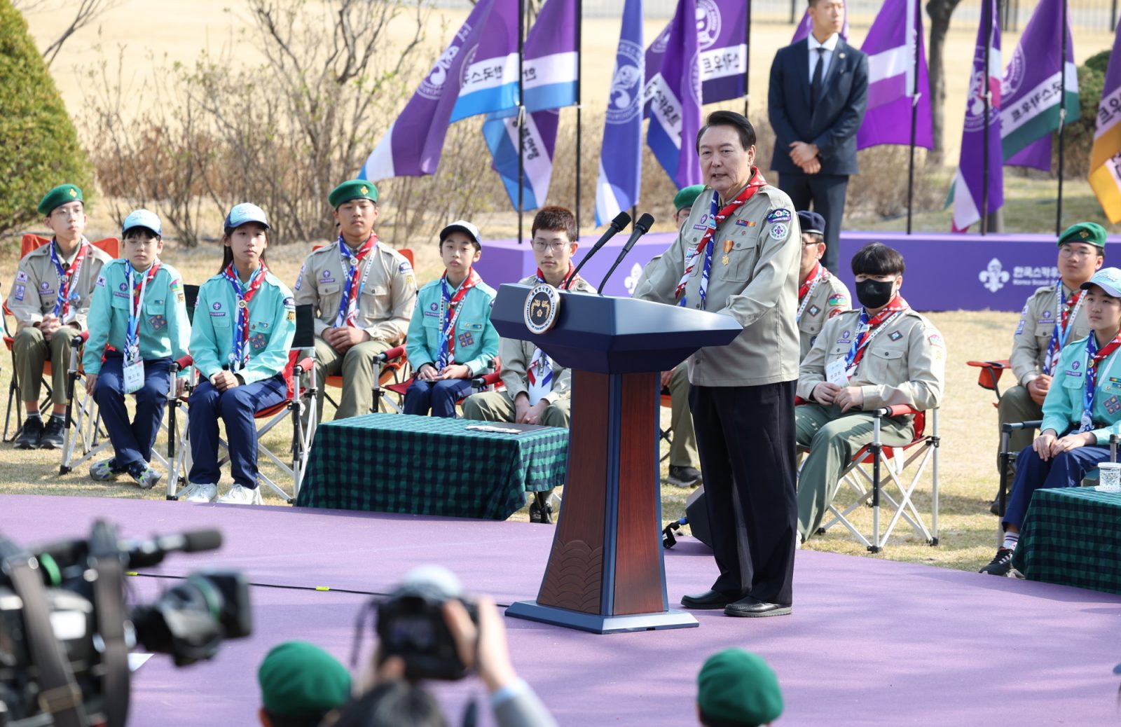 epa10548407 South Korean President Yoon Suk Yeol speaks during a ceremony where he was appointed as the honorary chairman of the Korea Scout Association at a garden in front of the presidential office in Seoul, South Korea, 29 March 2023. Yoon was a former scout.  EPA/YONHAP SOUTH KOREA OUT
