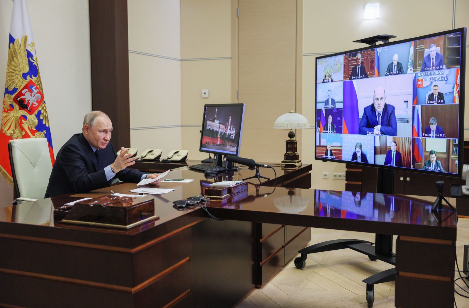 epa10548780 Russian President Vladimir Putin chairs a meeting via video conference with members of the Russian Government at the Novo-Ogaryovo residence outside Moscow, Russia, 29 March 2023.  EPA/GAVRIIL GRIGOROV / SPUTNIK / KREMLIN POOL MANDATORY CREDIT