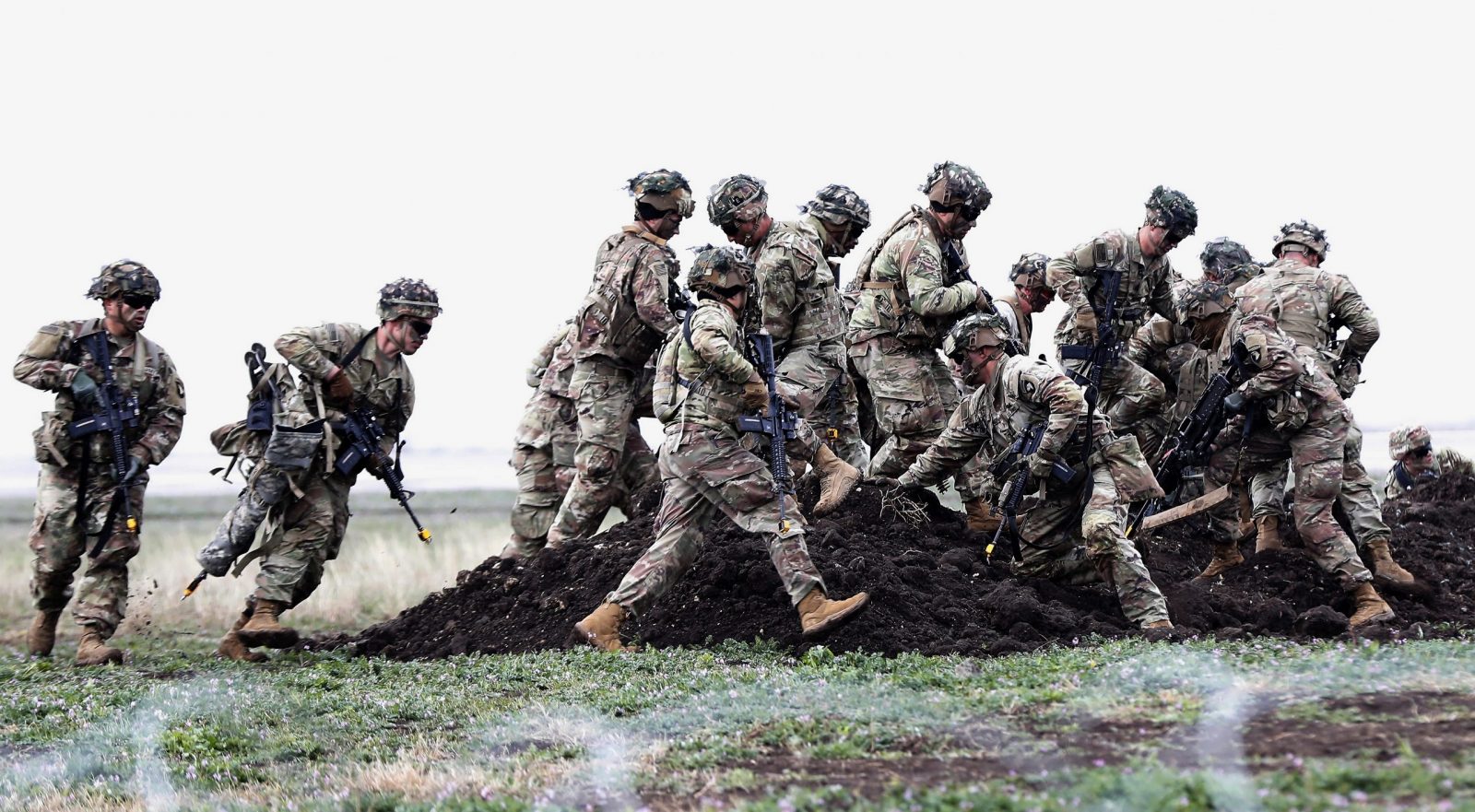 epa10552568 US military belonging to the US land forces from 101st American Airborne Division, in action during a demonstrative exercise held at Mihail Kogalniceanu NATO air-base near Constanta city, at the Black Sea shore, in Romania, 31 March 2023. Forces and means belonging to the 1-st Combat Team Brigade 'Bastogne' within the 101st American Airborne Division, performed a drill together with Romanian servicemen inside the 57th Air Base. Approximately 4,700 soldiers from the 101st Airborne have been deployed to various locations across Europe, from which 2,400 are located in Romania.  EPA/ROBERT GHEMENT