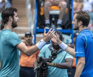 epa10552909 Daniil Medvedev of Russia (R) shakes hands with Karen Khachanov of Russia after his victory during the Men’s Singles Semifinals of the 2023 Miami Open tennis tournament at the Hard Rock Stadium in Miami, Florida, USA, 31 March 2023.  EPA/CRISTOBAL HERRERA-ULASHKEVICH