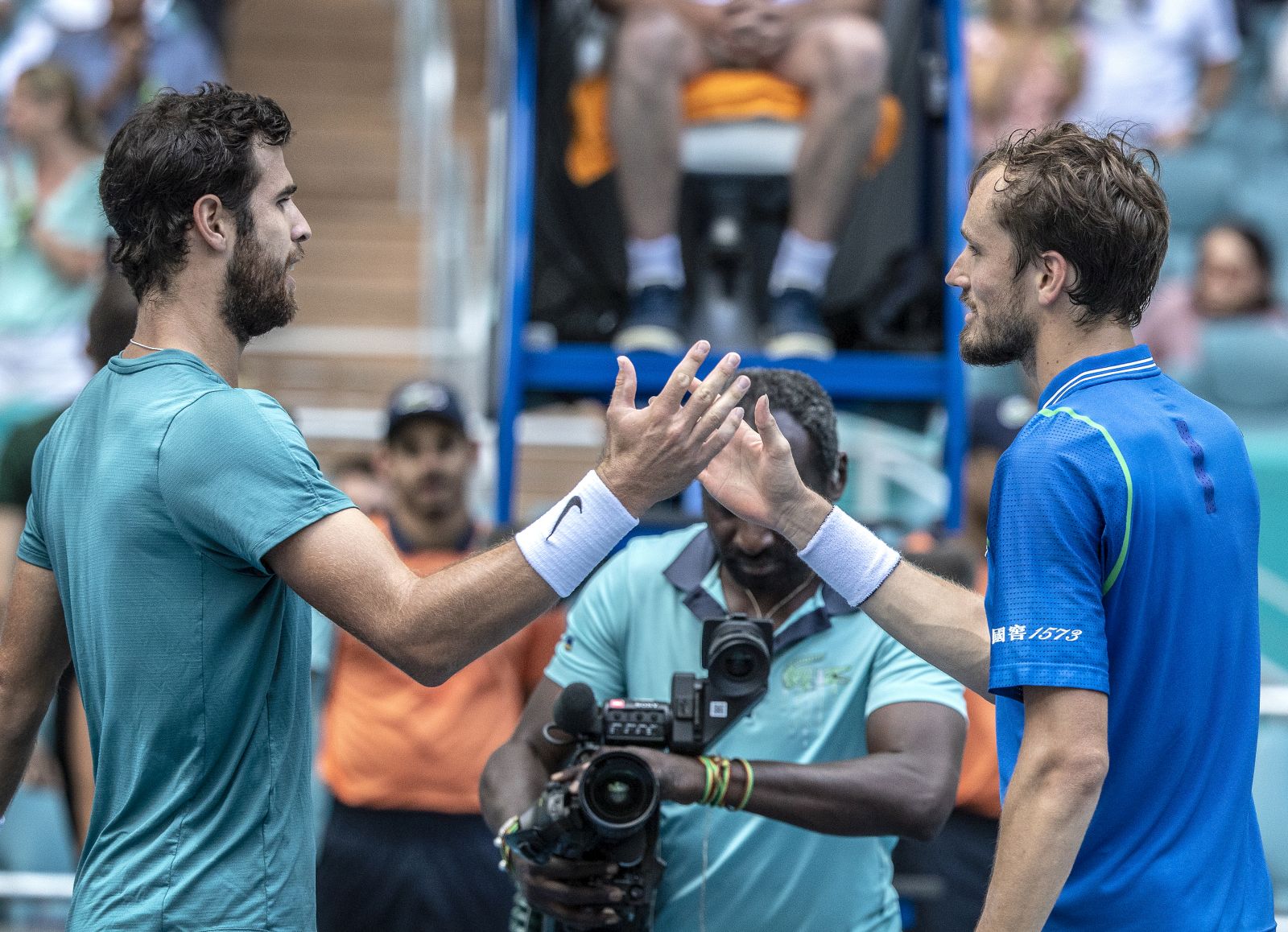 epa10552909 Daniil Medvedev of Russia (R) shakes hands with Karen Khachanov of Russia after his victory during the Men’s Singles Semifinals of the 2023 Miami Open tennis tournament at the Hard Rock Stadium in Miami, Florida, USA, 31 March 2023.  EPA/CRISTOBAL HERRERA-ULASHKEVICH