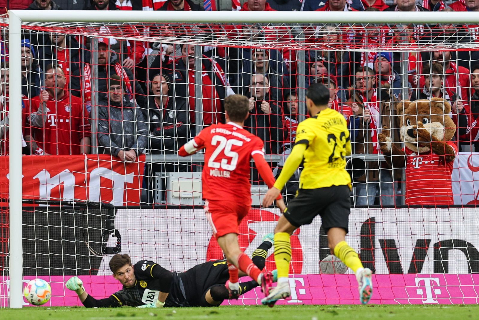 epa10554043 Munich's Thomas Mueller scores a goal during the German Bundesliga soccer match between FC Bayern Munich and Borussia Dortmund in Munich, Germany, 01 April 2023.  EPA/ANNA SZILAGYI CONDITIONS - ATTENTION: The DFL regulations prohibit any use of photographs as image sequences and/or quasi-video.