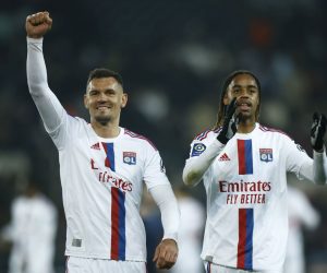 epa10556321 Lyon's Dejan Lovren (L) and Lyon's Bradley Barcola celebrate their victory during the French Ligue 1 soccer match between PSG and Olympique Lyonnais at the Parc des Princes stadium in Paris, France, 02 April 2023.  EPA/YOAN VALAT