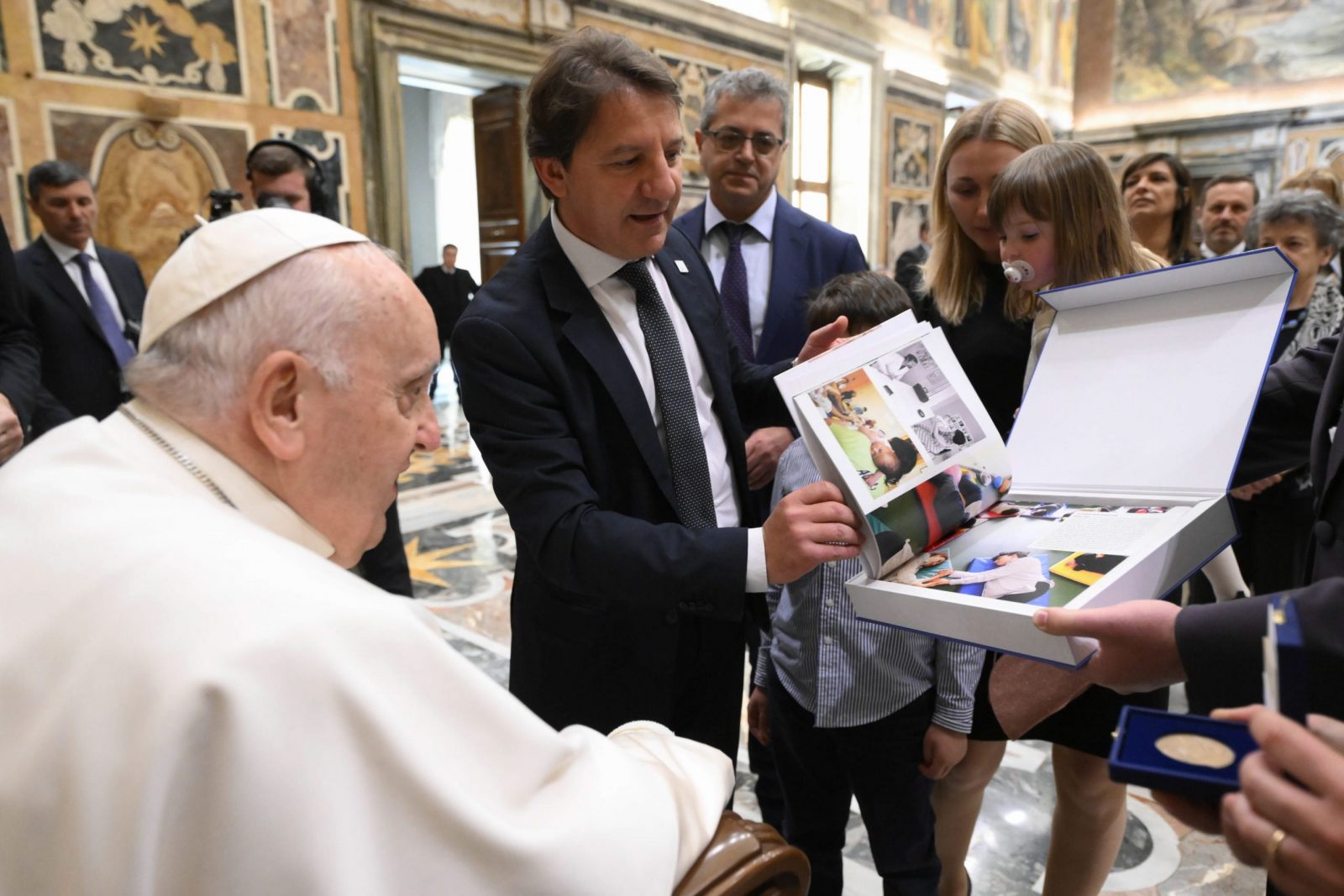 epa10556774 A handout picture provided by the Vatican Media shows Pope Francis receiving directors and employees of the National Institute for Social Security (Istituto Nazionale della Previdenza Sociale – INPS) during an audience at the Vatican, 03 April 2023.  EPA/VATICAN MEDIA PHOTO TO BE USED SOLELY TO ILLUSTRATE NEWS REPORTING OR COMMENTARY ON THE FACTS OR EVENTS DEPICTED IN THIS IMAGE HANDOUT EDITORIAL USE ONLY/NO SALES