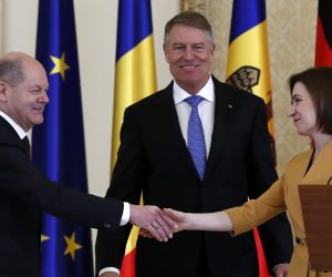 epa10557079 Moldova's President Maia Sandu (R) shakes hands with German Chancellor Olaf Scholz (L) as they are accompanied by Romanian President Klaus Iohannis (C) at the end of their joint media statements at Cotroceni Presidential Palace in Bucharest, Romania, 03 April 2023. Chancellor Scholz is on an official visit to Romania.  EPA/ROBERT GHEMENT
