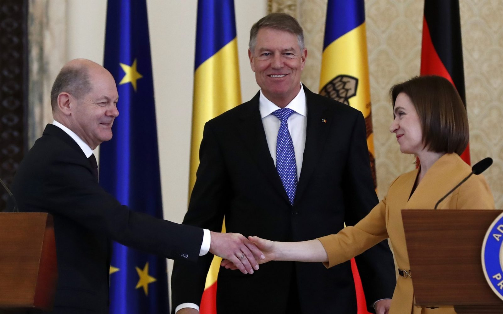 epa10557079 Moldova's President Maia Sandu (R) shakes hands with German Chancellor Olaf Scholz (L) as they are accompanied by Romanian President Klaus Iohannis (C) at the end of their joint media statements at Cotroceni Presidential Palace in Bucharest, Romania, 03 April 2023. Chancellor Scholz is on an official visit to Romania.  EPA/ROBERT GHEMENT