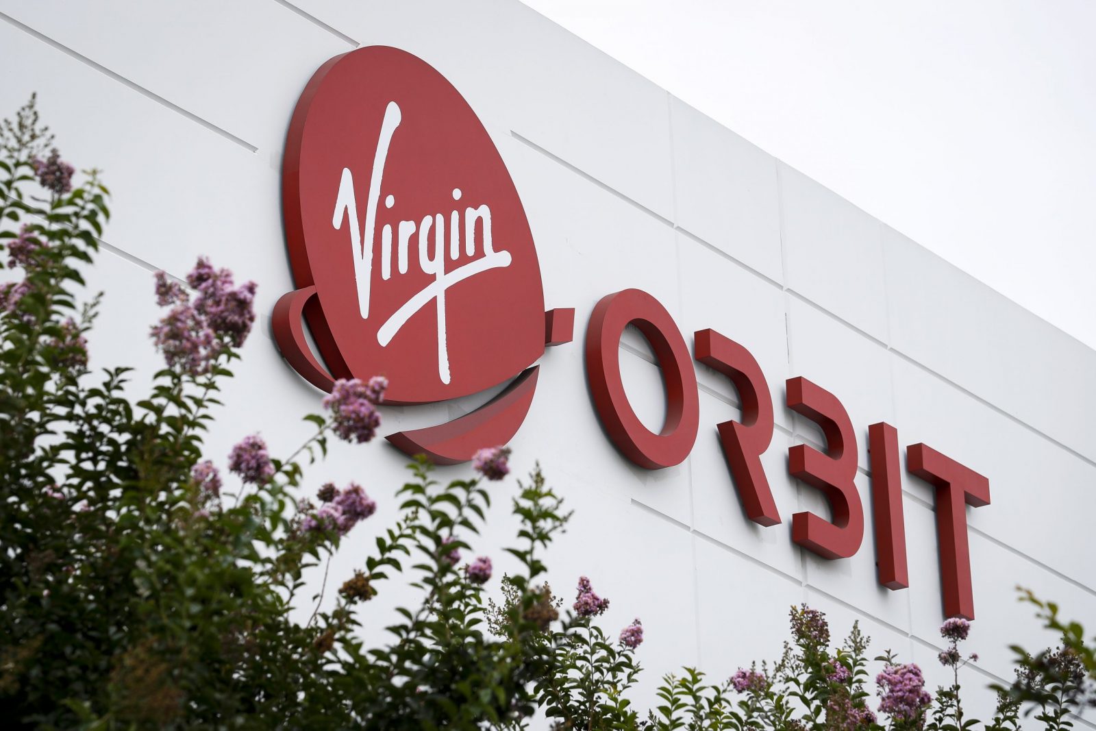 epa10557664 (FILE) - The logo of Virgin Orbit pictured at the company's headquarters in Long Beach, California, USA, 23 August 2021 (reissued 04 April 2023). Satellite launch service company Virgin Orbit on 04 April 2023 filed for Chapter 11 at the US Bankruptcy Court in Delaware, court documents show.  EPA/CAROLINE BREHMAN *** Local Caption *** 57130217