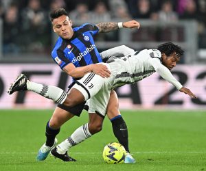 epa10558776 Juventus' Juan Cuadrado and Inter's Lautaro Martinez in action during the semi-final first leg soccer match of Coppa Italia between Juventus FC and Inter FC, in Turin, Italy, 04 April 2023.  EPA/ALESSANDRO DI MARCO