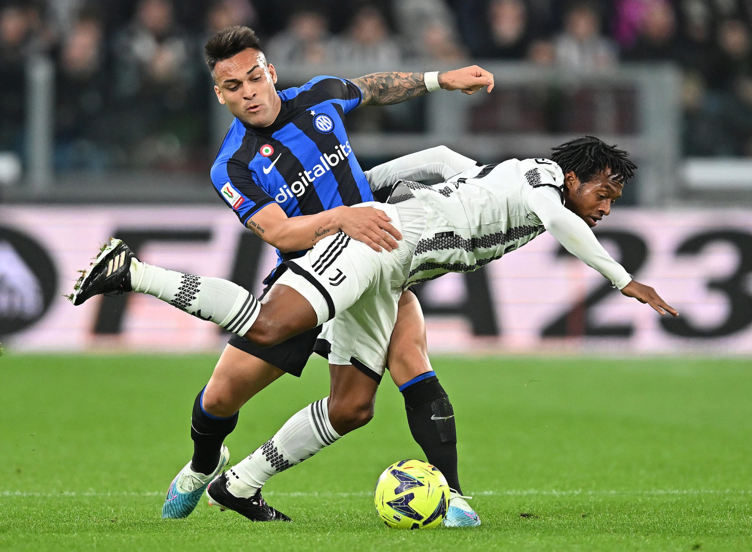 epa10558776 Juventus' Juan Cuadrado and Inter's Lautaro Martinez in action during the semi-final first leg soccer match of Coppa Italia between Juventus FC and Inter FC, in Turin, Italy, 04 April 2023.  EPA/ALESSANDRO DI MARCO