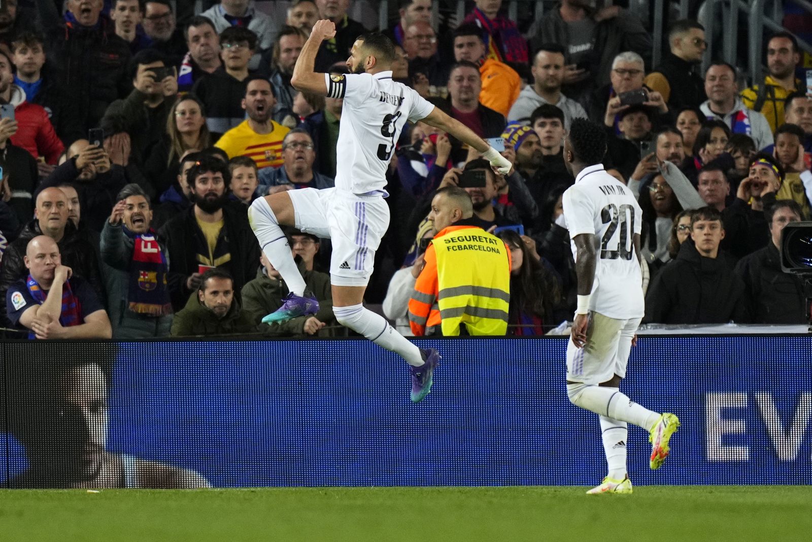 epa10560581 Real Madrid's striker Karim Benzema (L) celebrates after scoring the 0-3 goal during the Spanish King's Cup semifinal second leg soccer match between FC Barcelona and Real Madrid, in Barcelona, Spain, 05 April 2023.  EPA/Siu Wu