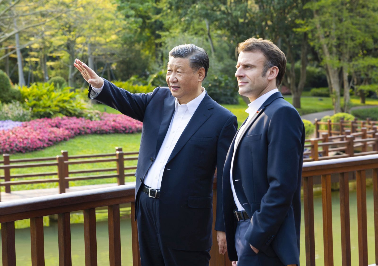 epa10564460 Chinese President Xi Jinping (L) and French President Emmanuel Macron (R) chat during a stroll through the Pine Garden in Guangzhou, Guangdong Province, China, 07 April 2023 (issued 08 April 2023).  EPA/XINHUA / Huang Jingwen CHINA OUT / MANDATORY CREDIT  EDITORIAL USE ONLY