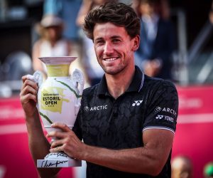 epa10566556 Casper Ruud from Norway celebrates with the trophy after winning against Miomir Kecmanovic from Serbia during their final match at the Estoril Open tennis tournament in Estoril, Portugal, 09 April 2023.  EPA/RODRIGO ANTUNES