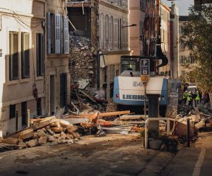 epaselect epa10566617 The site of an explosion leading to the collapse of at least one building in Marseille, France, 09 April 2023. Several people were injured, according to the police and the cause is still unknown. Rescuer are still searching for missing people.  EPA/Orianne Ciantar Olive